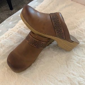 LIKE NEW! Dansko Clogs